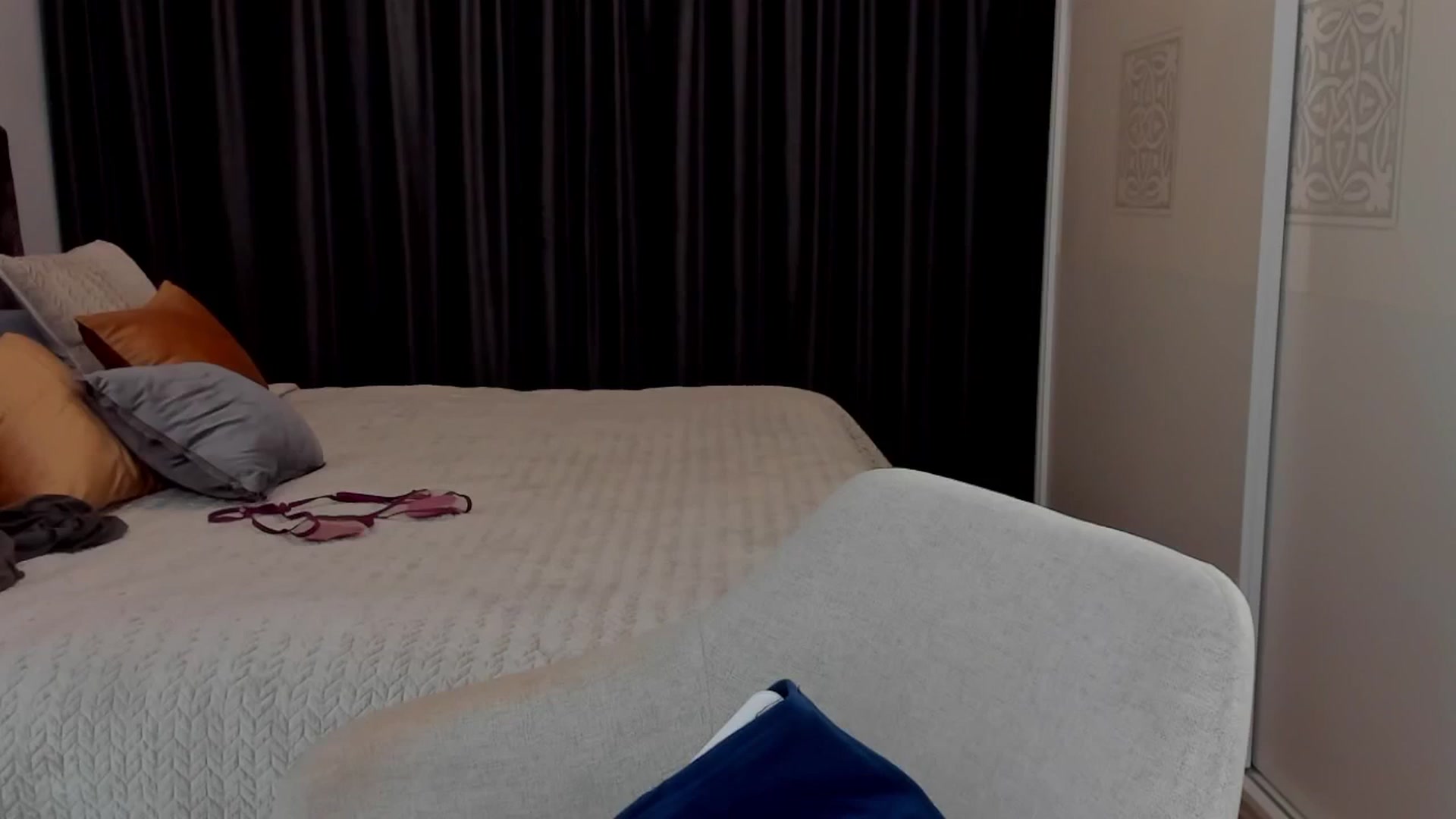 Gallery image thumbnail from LenaLiveNow's myfreecams stream on, 04/30/2025, 21:11 image 16 of 20