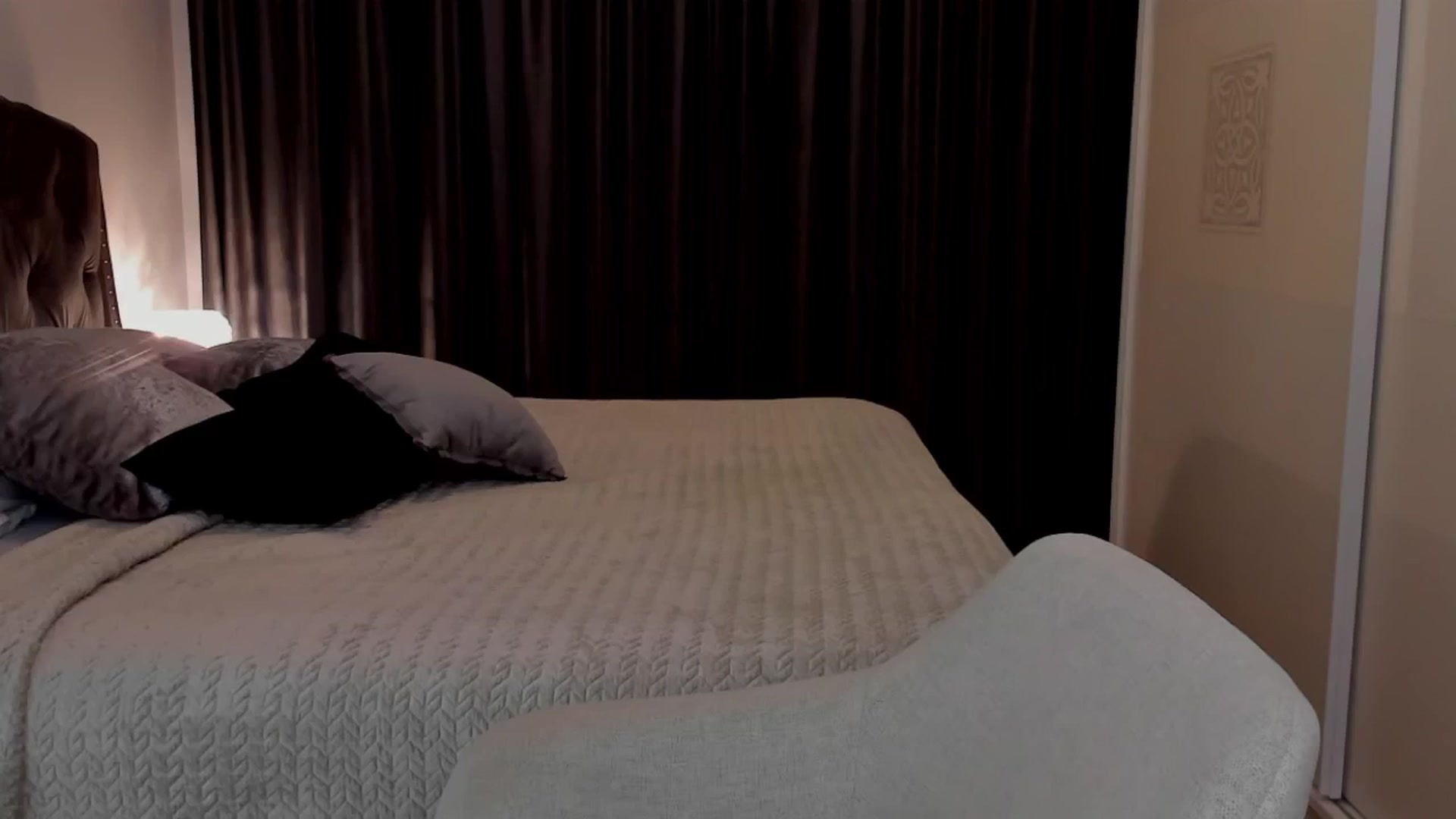 Gallery image thumbnail from LenaLiveNow's myfreecams stream on, 05/28/2025, 21:50 image 4 of 20