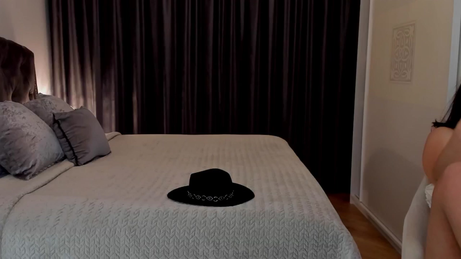 Gallery image thumbnail from LenaLiveNow's myfreecams stream on, 05/29/2025, 20:45 image 12 of 20