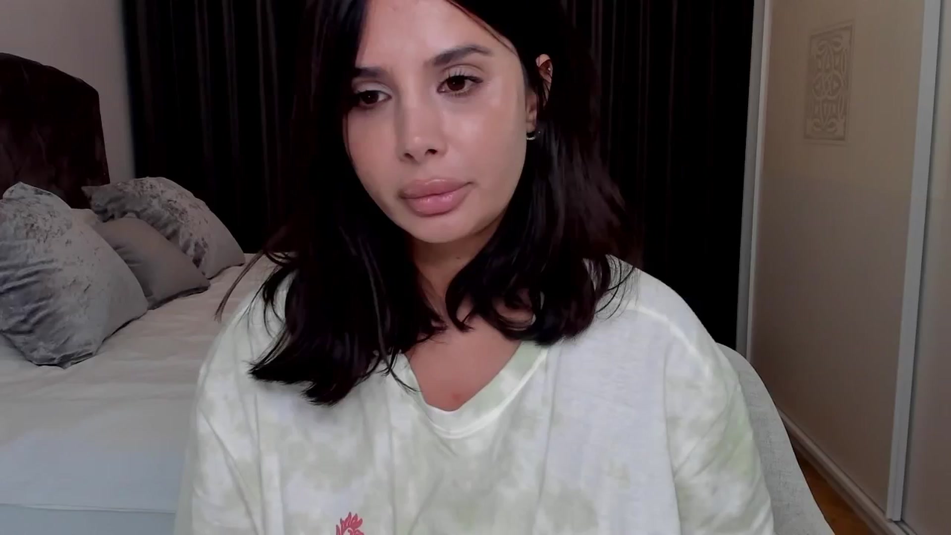 Gallery image thumbnail from LenaLiveNow's myfreecams stream on, 06/16/2025, 01:33 image 5 of 20
