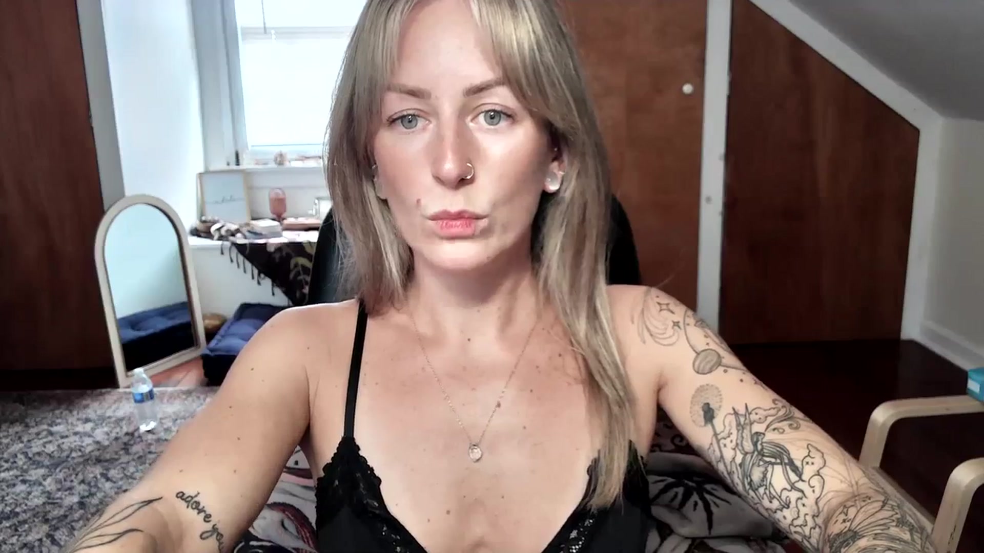 Gallery image thumbnail from Lena_bee's myfreecams stream on, 10/31/2023, 16:32 image 9 of 20
