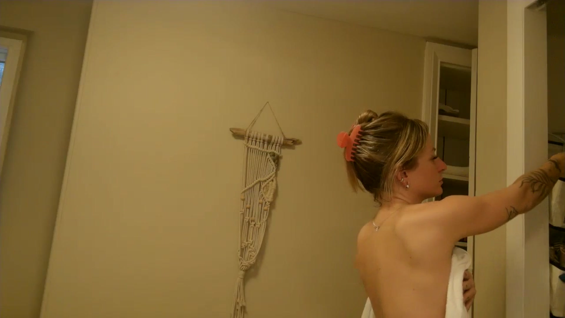 Gallery image thumbnail from Lena_bee's myfreecams stream on, 01/09/2024, 19:30 image 16 of 20