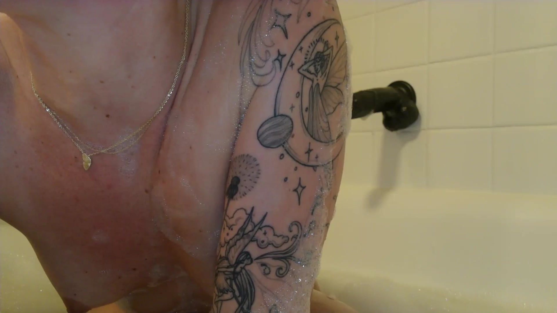 Gallery image thumbnail from Lena_bee's myfreecams stream on, 01/09/2024, 19:30 image 4 of 20