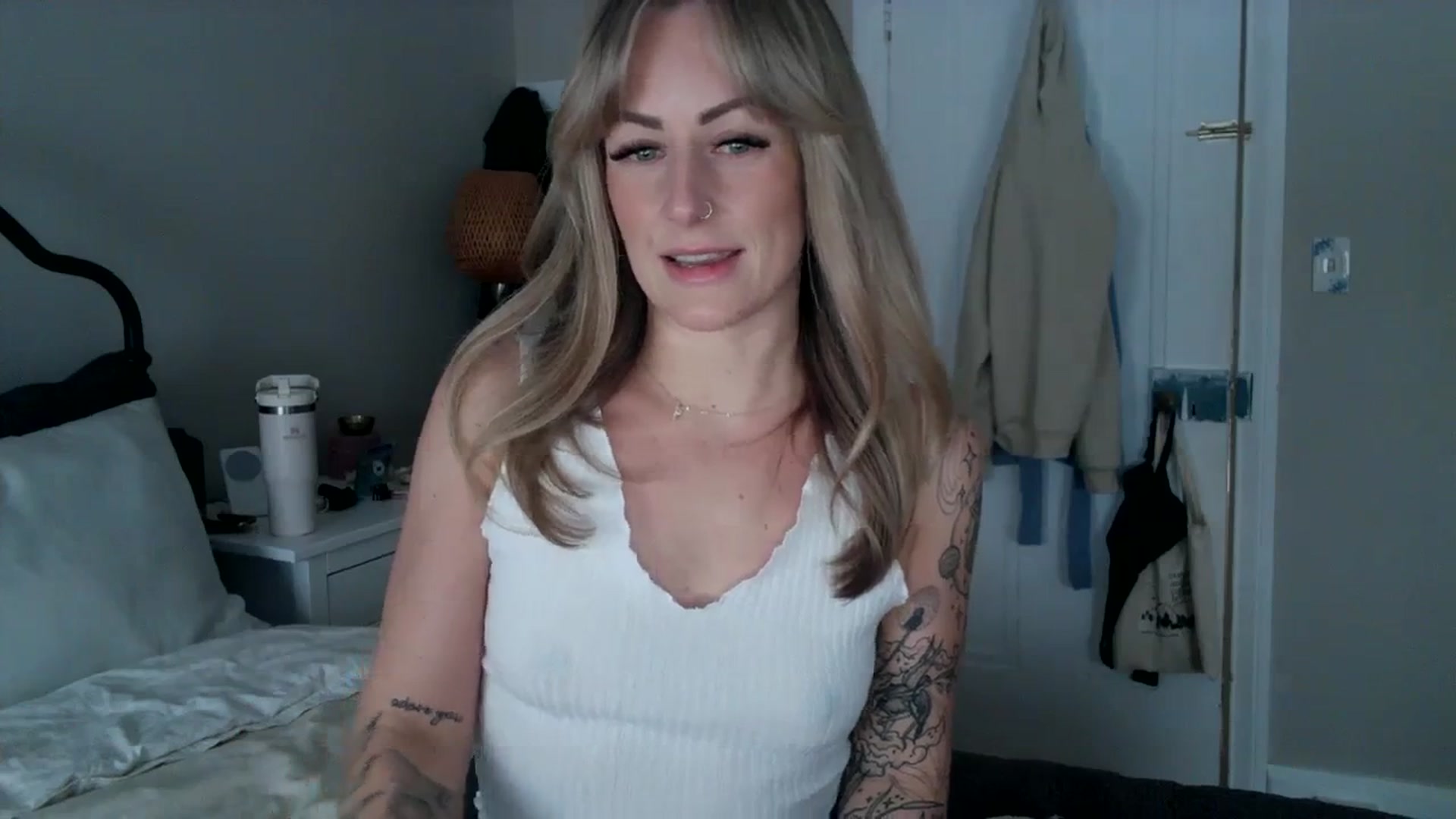 Gallery image thumbnail from Lena_bee's myfreecams stream on, 01/24/2024, 17:29 image 18 of 20