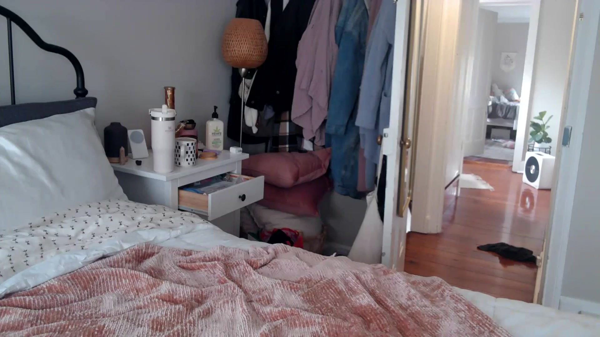Gallery image thumbnail from Lena_bee's myfreecams stream on, 02/02/2024, 18:43 image 7 of 20