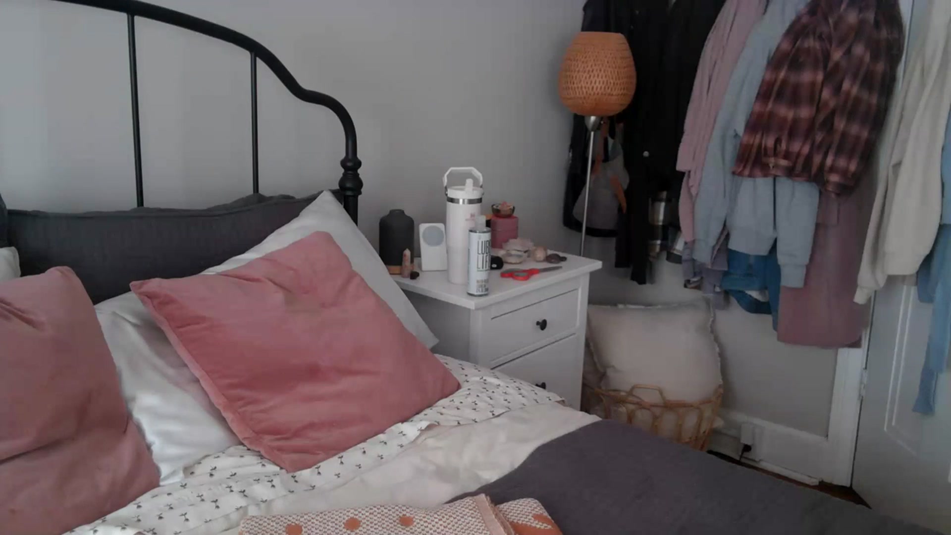 Gallery image thumbnail from Lena_bee's myfreecams stream on, 02/14/2024, 20:11 image 10 of 20