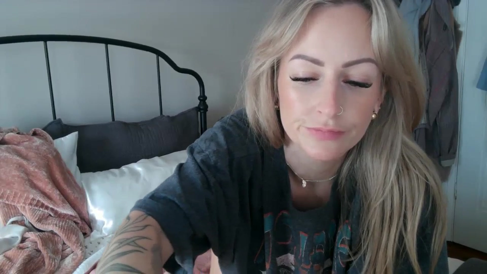 Gallery image thumbnail from Lena_bee's myfreecams stream on, 02/26/2024, 17:09 image 7 of 20