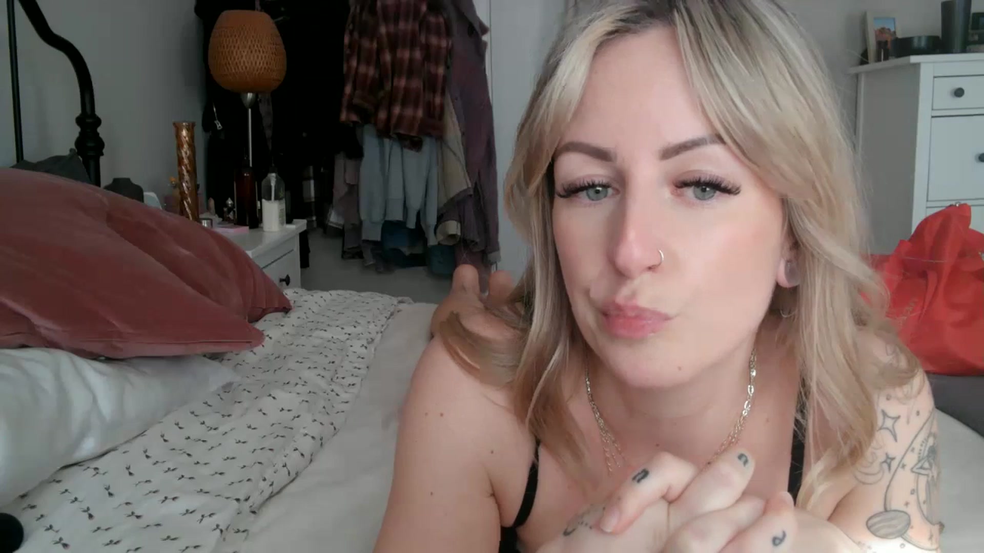 Gallery image thumbnail from Lena_bee's myfreecams stream on, 02/29/2024, 19:21 image 9 of 20