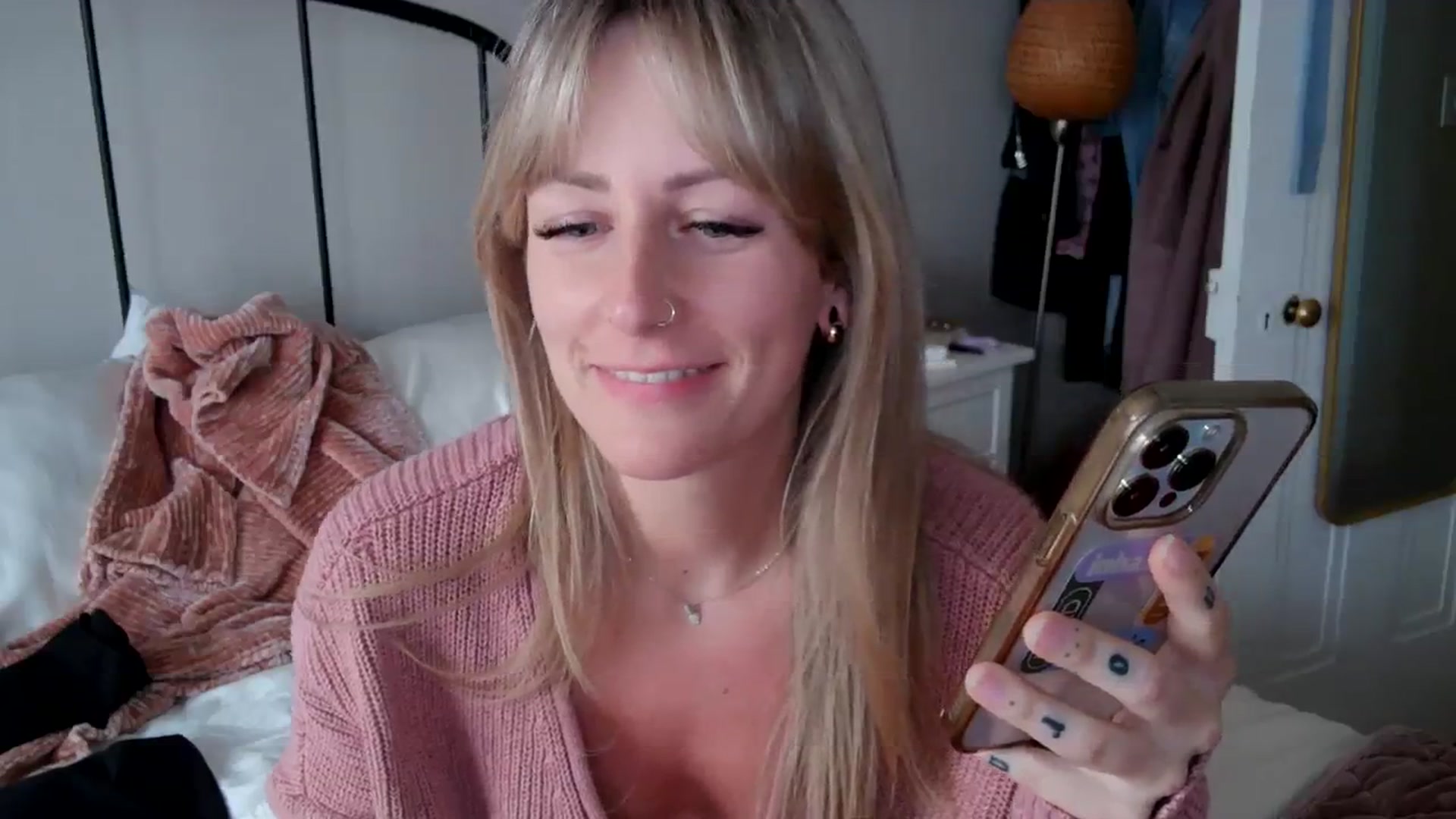 Gallery image thumbnail from Lena_bee's myfreecams stream on, 04/11/2024, 19:15 image 16 of 20