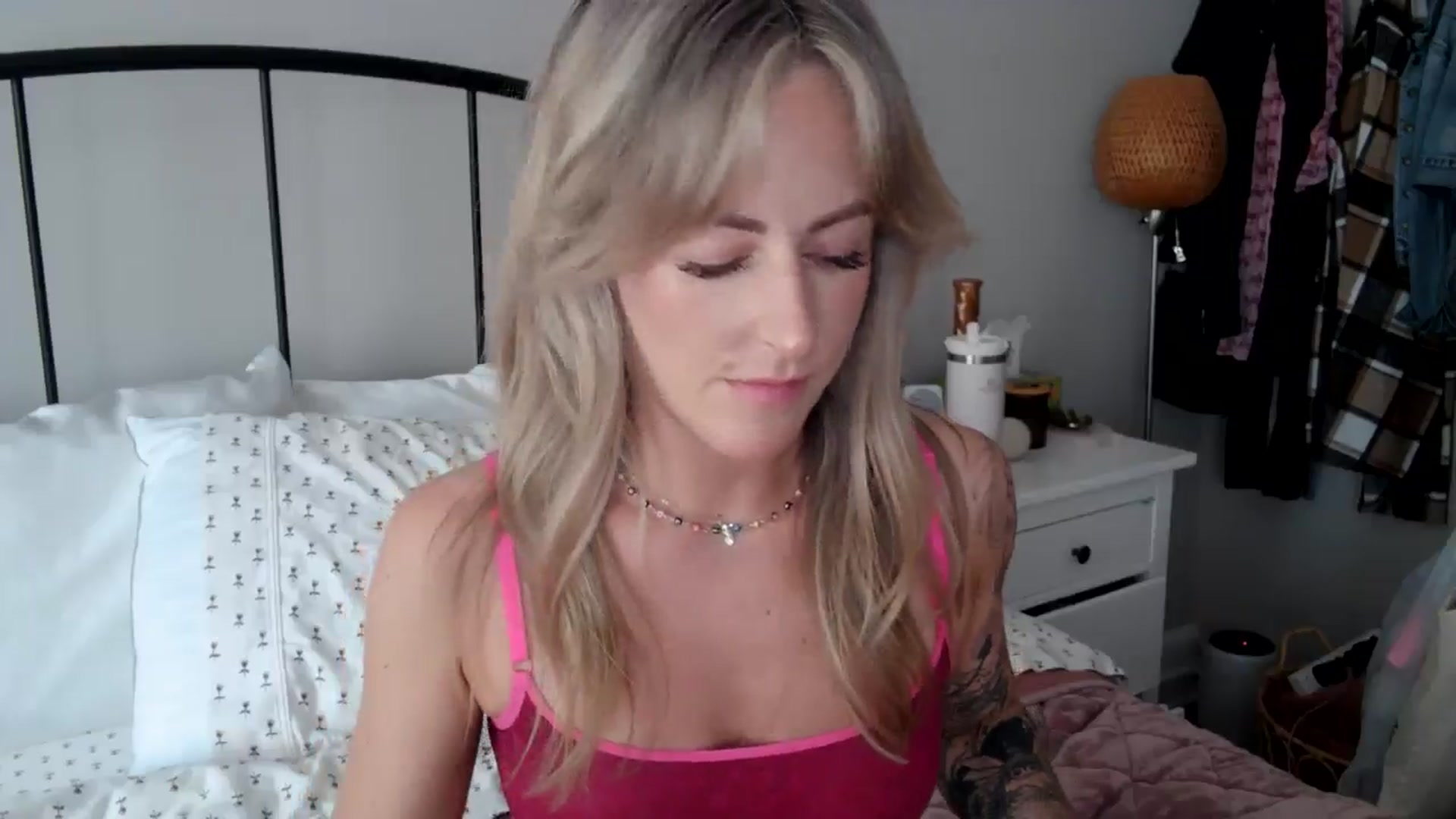 Gallery image thumbnail from Lena_bee's myfreecams stream on, 05/08/2024, 17:47 image 8 of 20