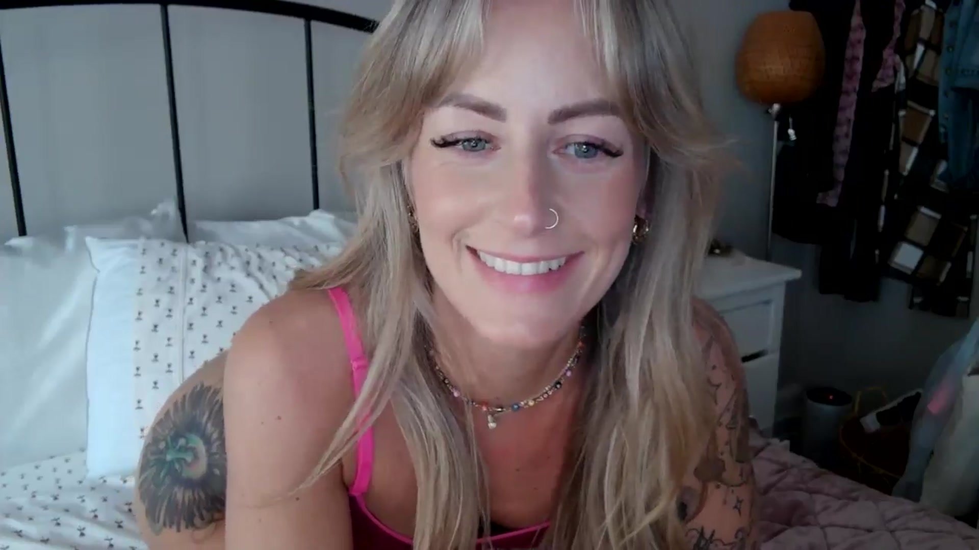 Gallery image thumbnail from Lena_bee's myfreecams stream on, 05/08/2024, 18:12 image 10 of 20