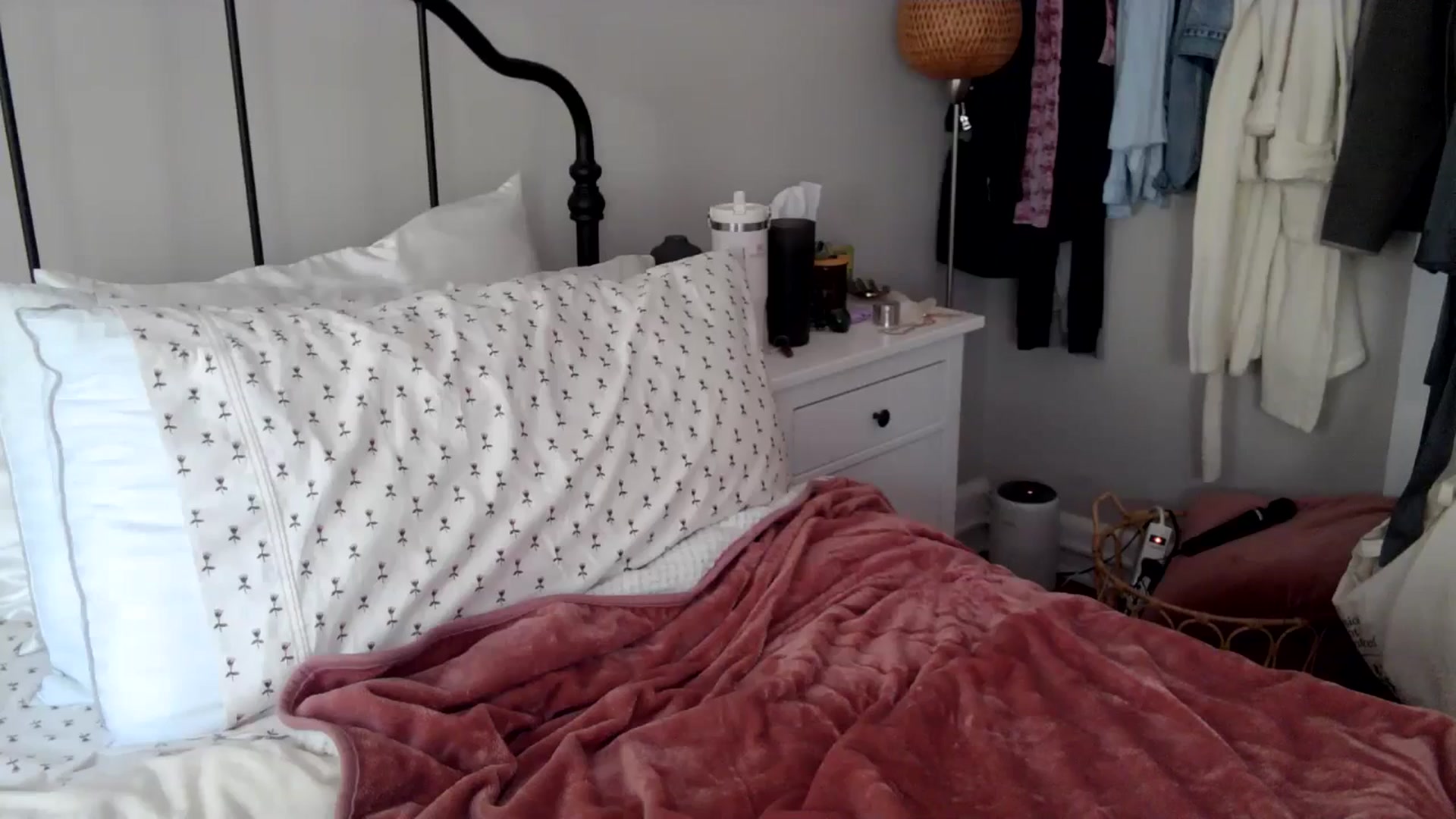 Gallery image thumbnail from Lena_bee's myfreecams stream on, 05/13/2024, 19:52 image 9 of 20