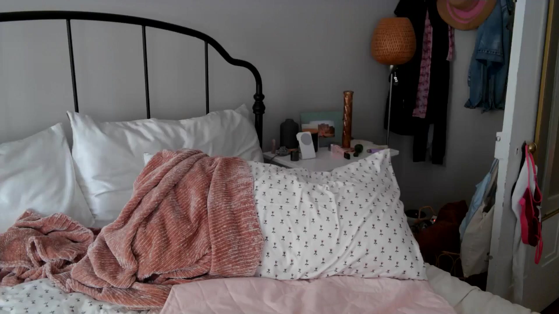 Gallery image thumbnail from Lena_bee's myfreecams stream on, 05/20/2024, 17:43 image 7 of 20