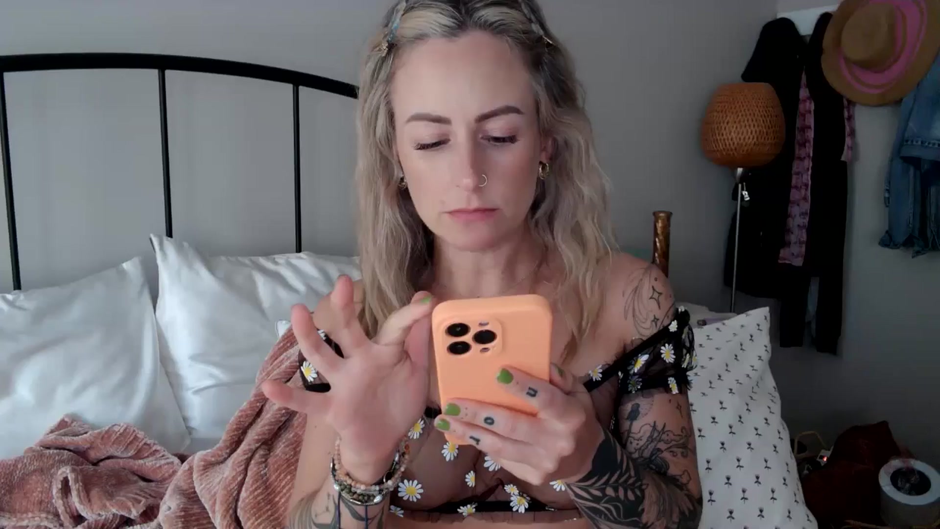 Gallery image thumbnail from Lena_bee's myfreecams stream on, 05/20/2024, 17:43 image 10 of 20