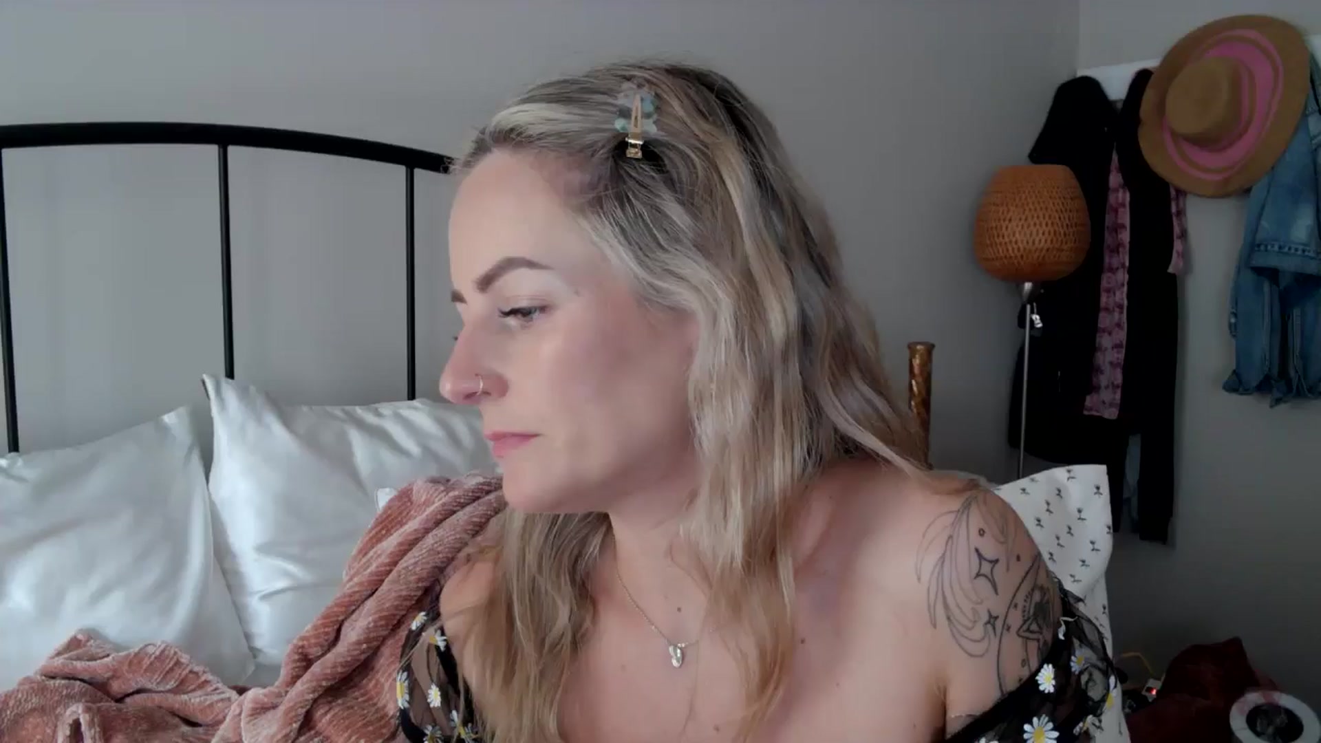 Gallery image thumbnail from Lena_bee's myfreecams stream on, 05/20/2024, 17:43 image 15 of 20