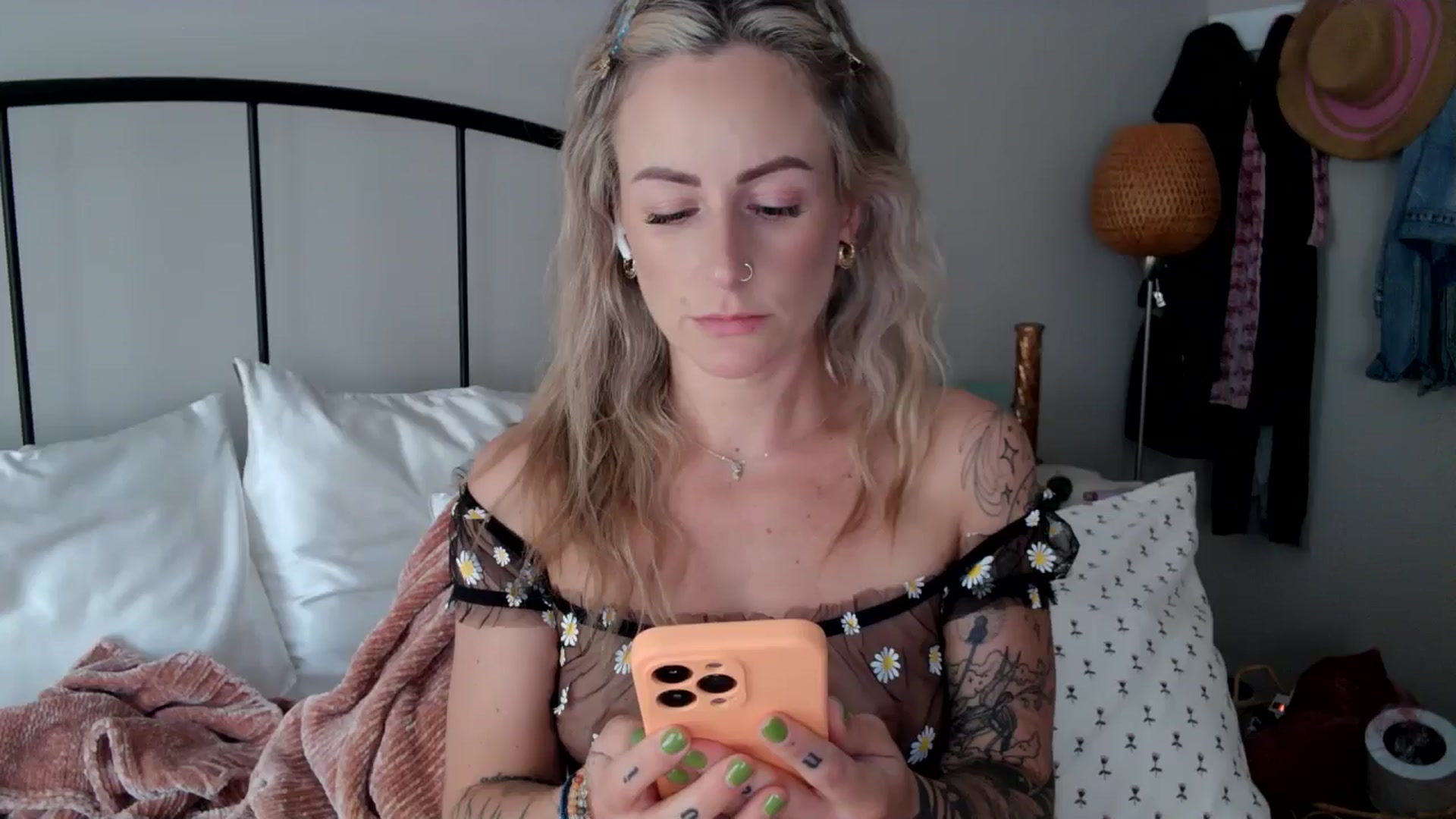 Gallery image thumbnail from Lena_bee's myfreecams stream on, 05/20/2024, 17:43 image 13 of 20