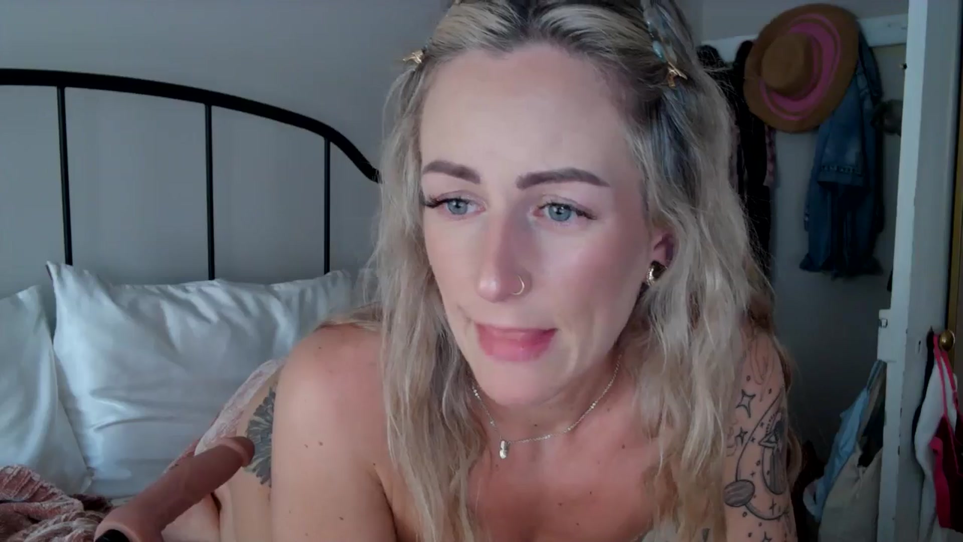 Gallery image thumbnail from Lena_bee's myfreecams stream on, 05/20/2024, 19:21 image 7 of 20