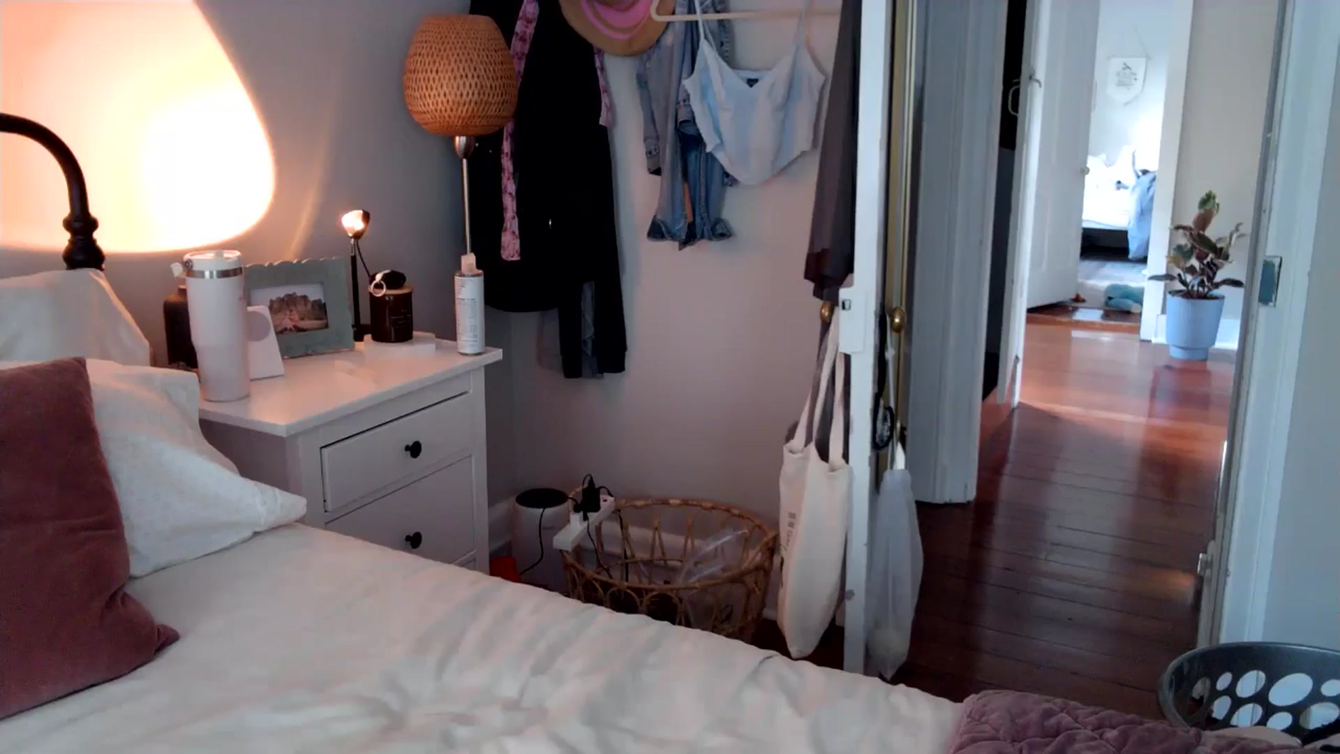 Gallery image thumbnail from Lena_bee's myfreecams stream on, 05/29/2024, 17:58 image 10 of 20