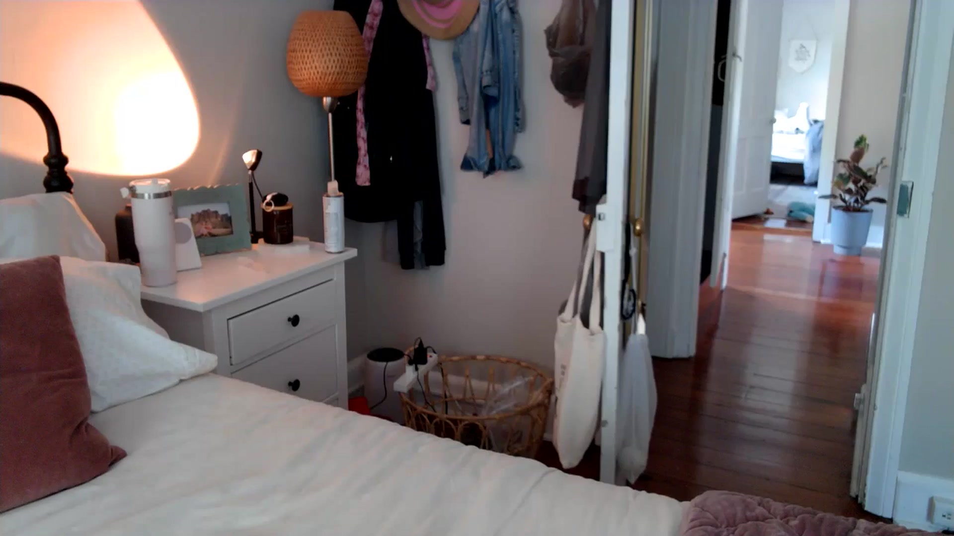 Gallery image thumbnail from Lena_bee's myfreecams stream on, 05/29/2024, 17:58 image 8 of 20