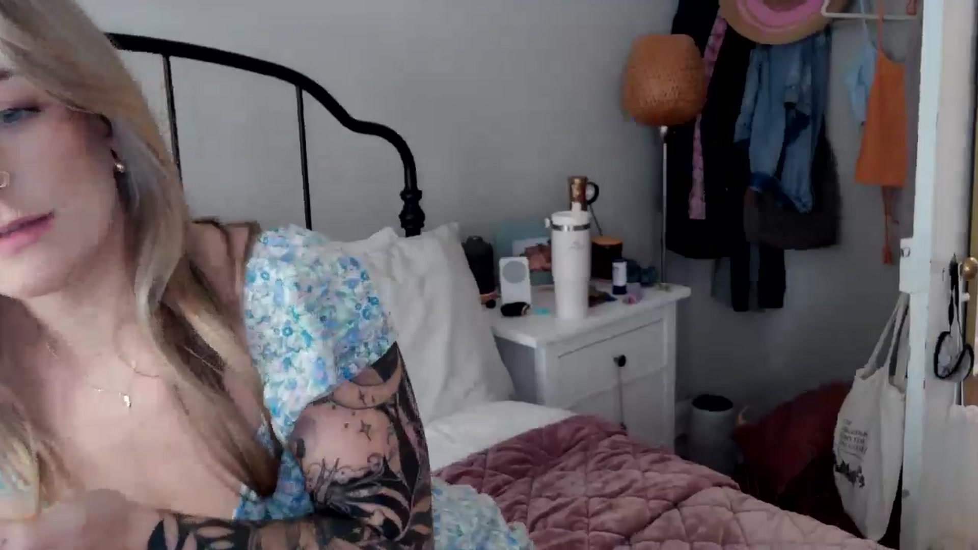 Gallery image thumbnail from Lena_bee's myfreecams stream on, 05/31/2024, 20:13 image 3 of 20