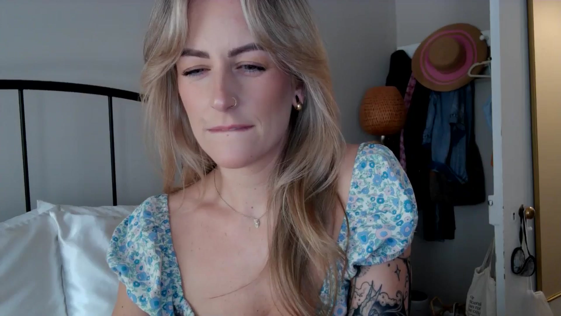 Gallery image thumbnail from Lena_bee's myfreecams stream on, 05/31/2024, 20:13 image 5 of 20