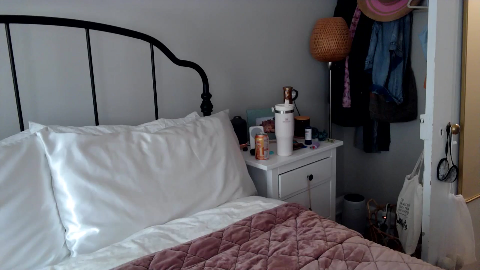 Gallery image thumbnail from Lena_bee's myfreecams stream on, 05/31/2024, 20:13 image 4 of 20