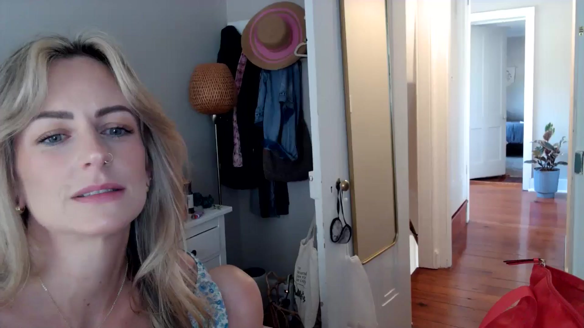 Gallery image thumbnail from Lena_bee's myfreecams stream on, 05/31/2024, 20:13 image 6 of 20
