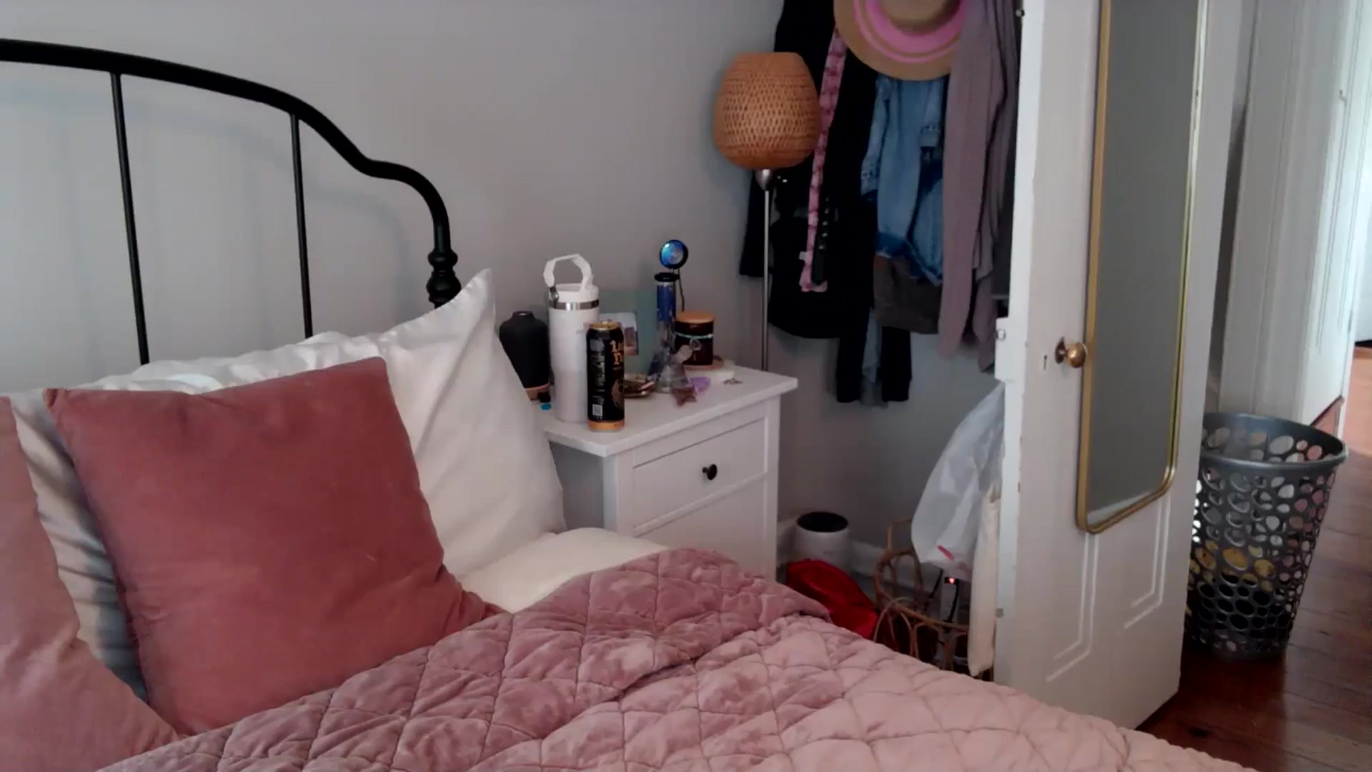 Gallery image thumbnail from Lena_bee's myfreecams stream on, 06/06/2024, 17:12 image 7 of 20