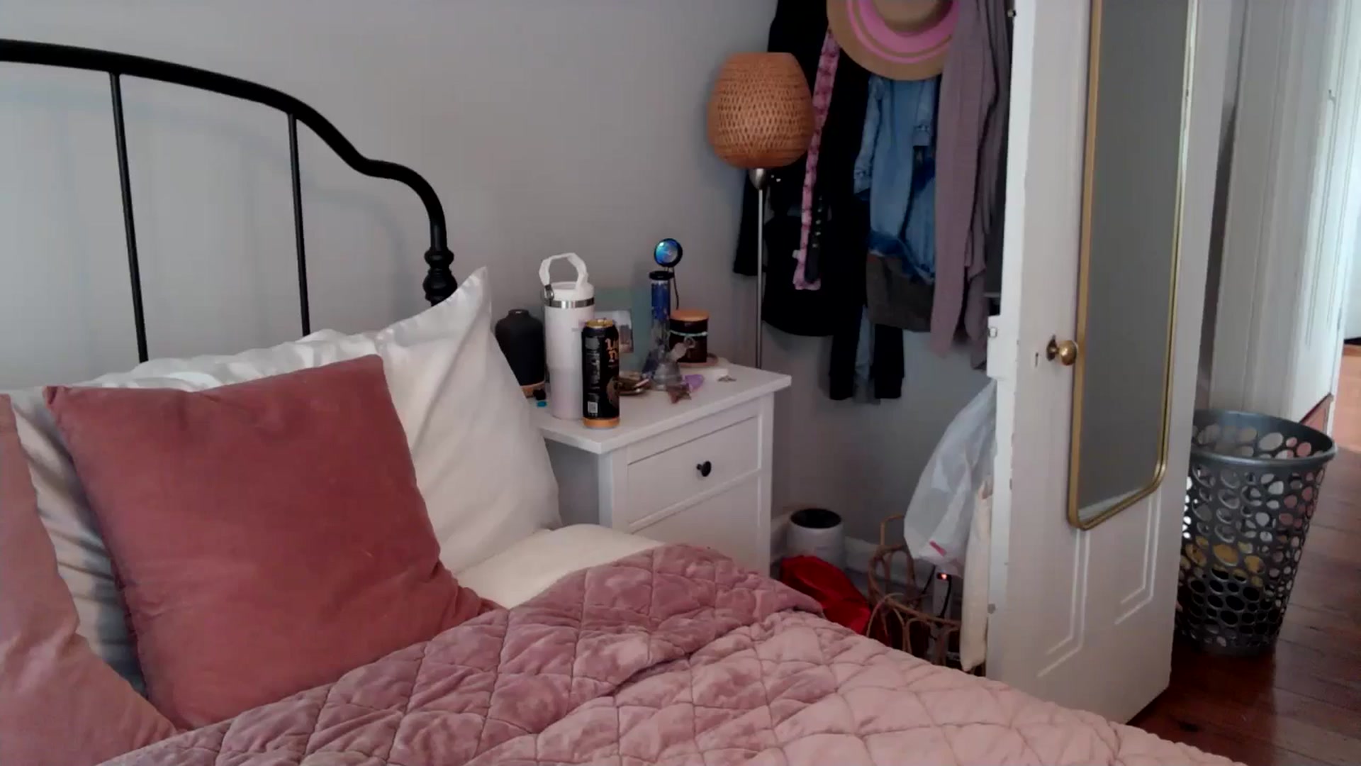 Gallery image thumbnail from Lena_bee's myfreecams stream on, 06/06/2024, 17:12 image 8 of 20