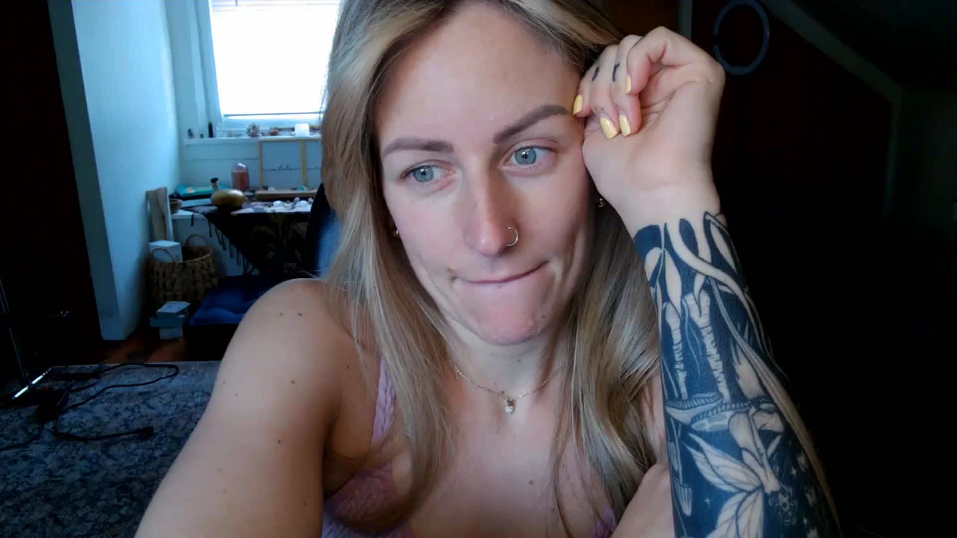 Gallery image thumbnail from Lena_bee's myfreecams stream on, 06/19/2024, 17:04 image 4 of 20