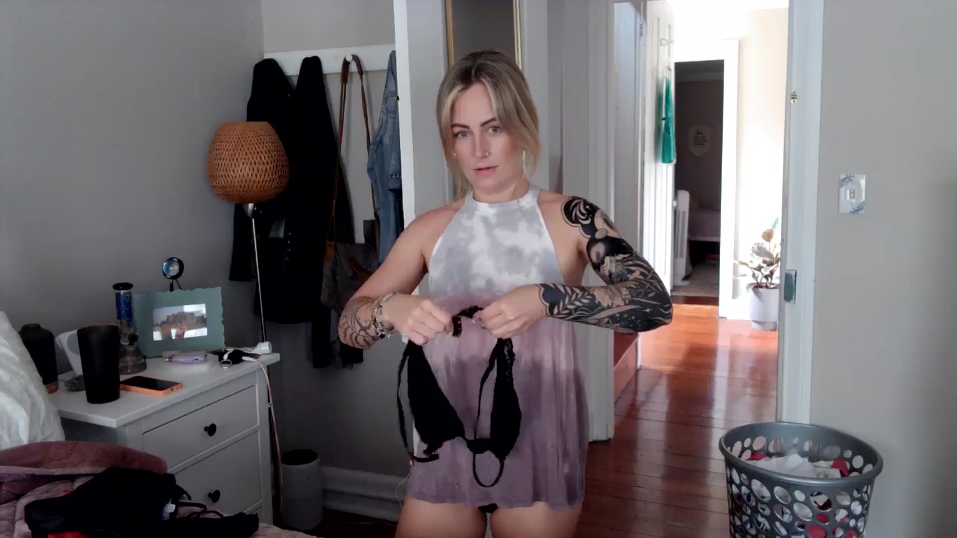 Gallery image thumbnail from Lena_bee's myfreecams stream on, 06/22/2024, 19:13 image 3 of 20
