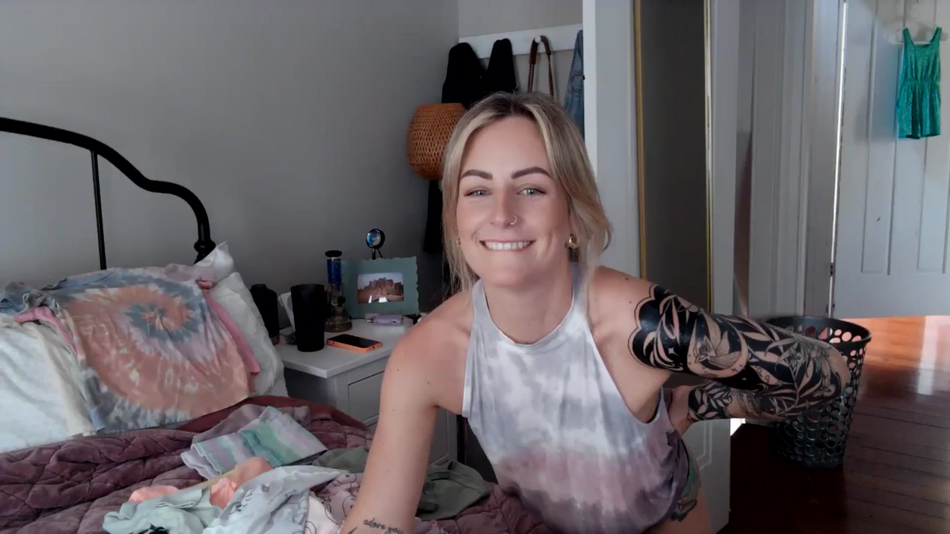 Gallery image thumbnail from Lena_bee's myfreecams stream on, 06/22/2024, 19:13 image 11 of 20