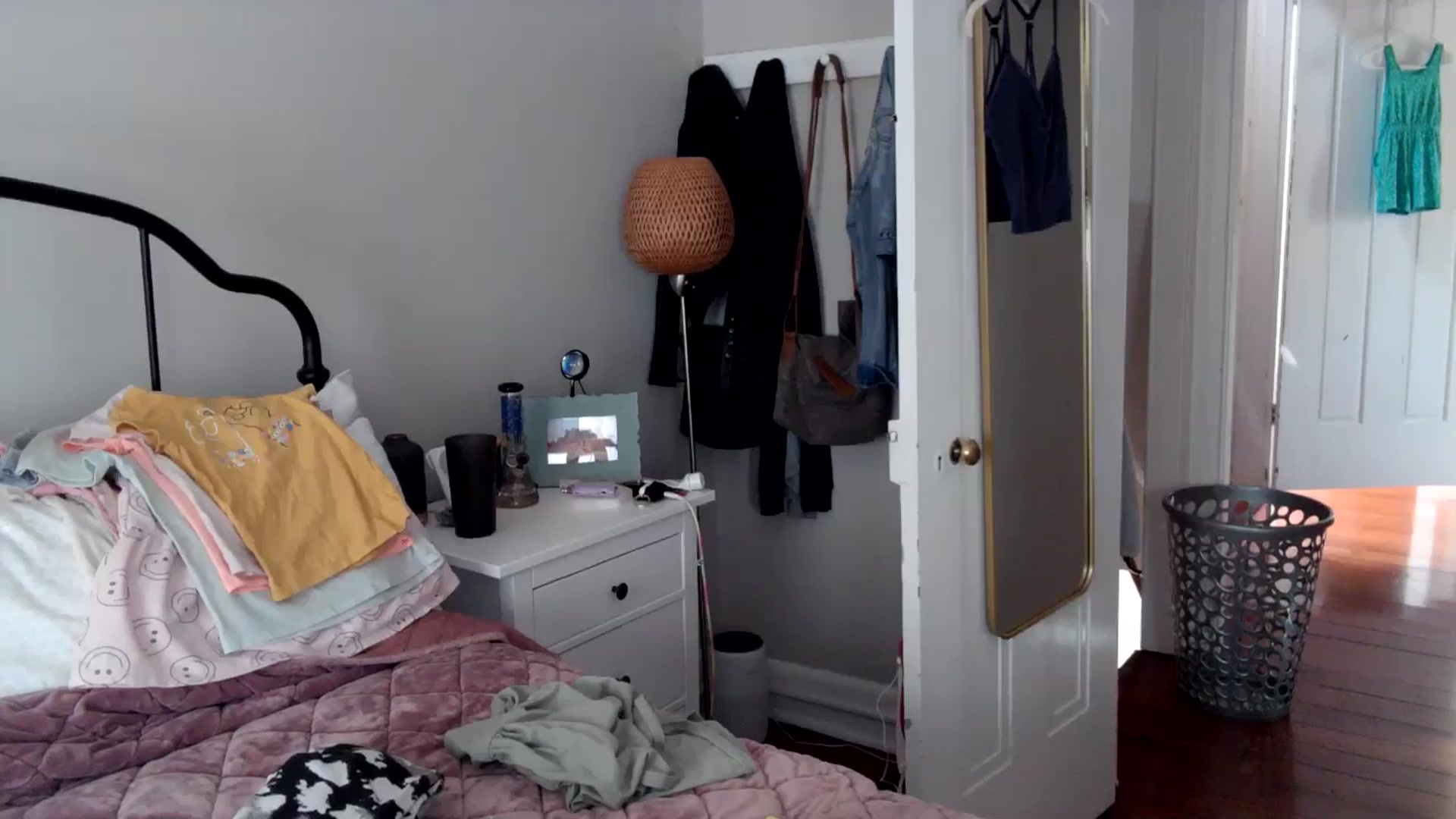 Gallery image thumbnail from Lena_bee's myfreecams stream on, 06/22/2024, 19:13 image 14 of 20