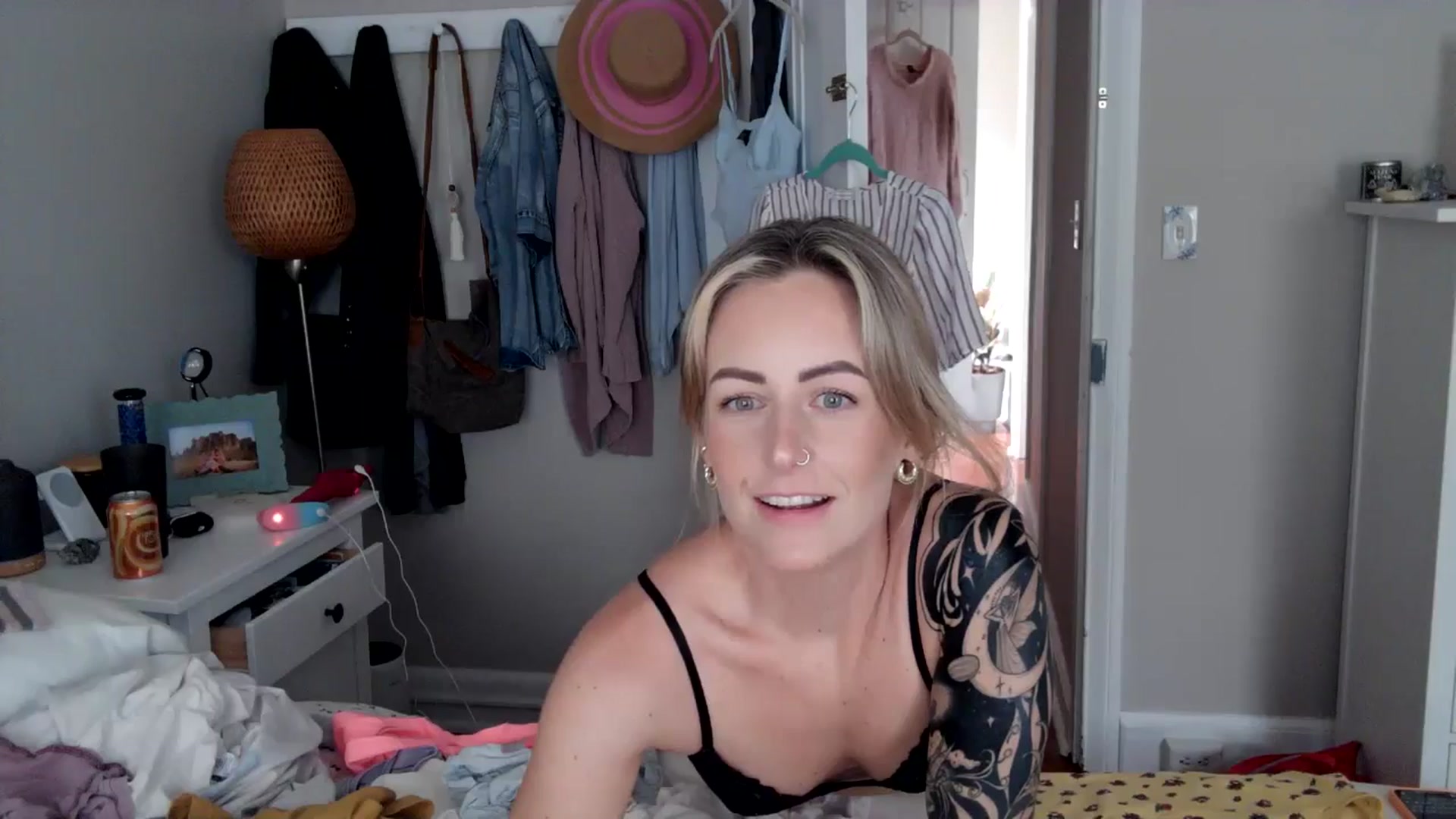 Gallery image thumbnail from Lena_bee's myfreecams stream on, 06/23/2024, 20:10 image 18 of 20