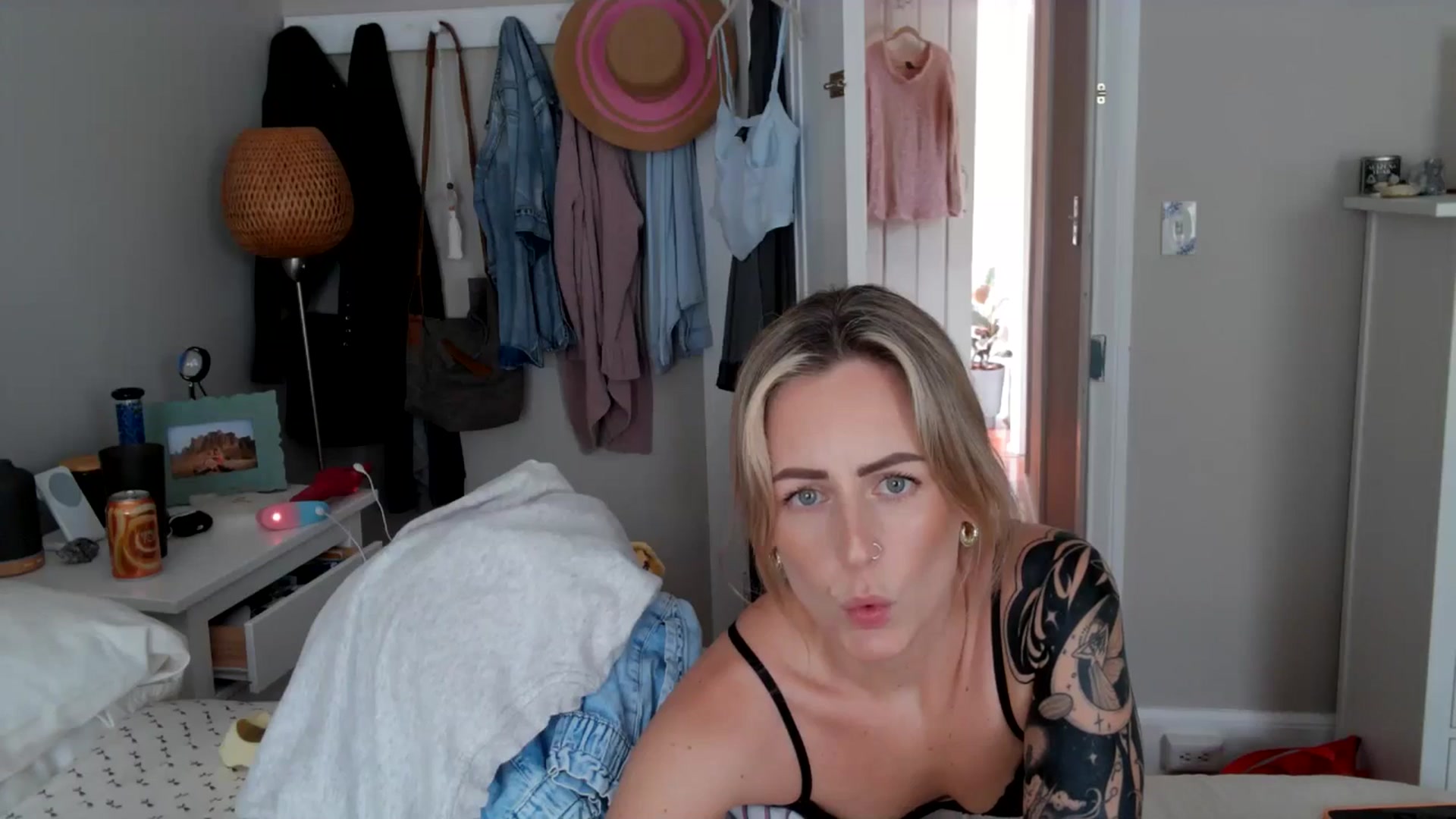 Gallery image thumbnail from Lena_bee's myfreecams stream on, 06/23/2024, 20:10 image 15 of 20