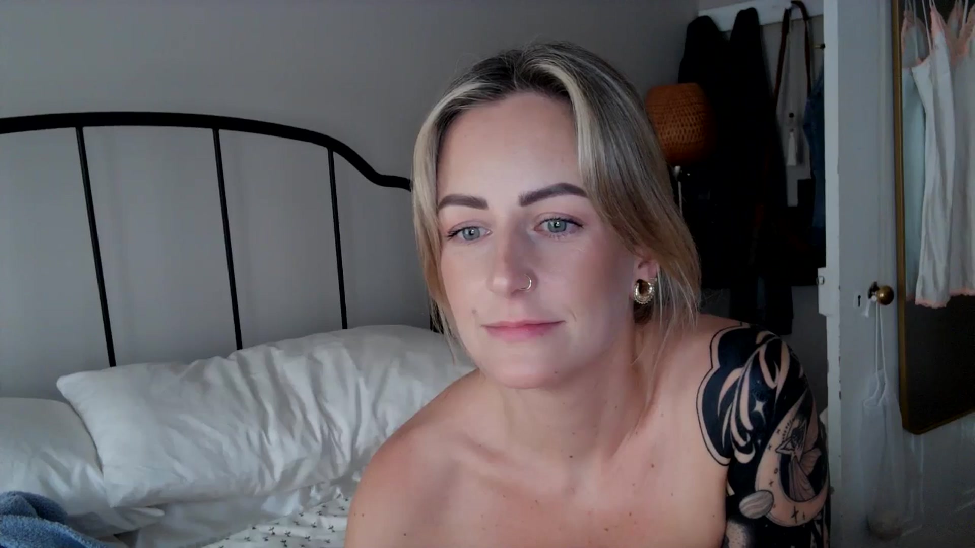 Gallery image thumbnail from Lena_bee's myfreecams stream on, 06/23/2024, 21:09 image 7 of 20
