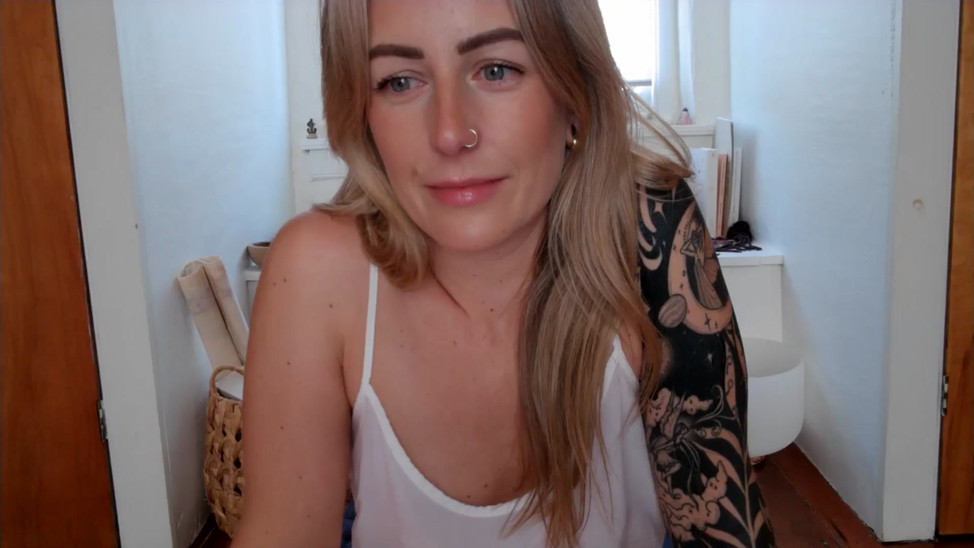 Gallery image thumbnail from Lena_bee's myfreecams stream on, 07/04/2024, 21:53 image 10 of 20