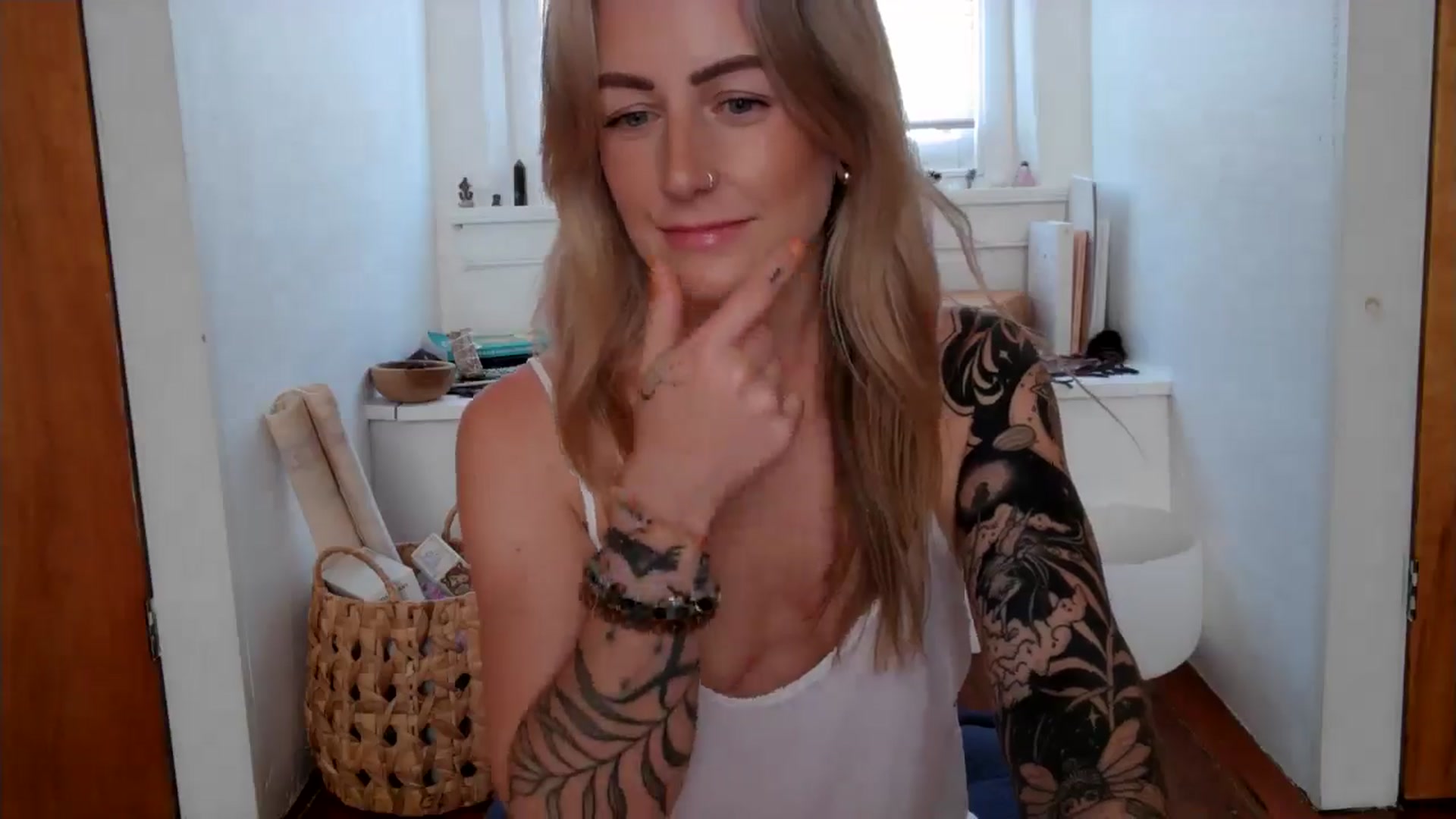 Gallery image thumbnail from Lena_bee's myfreecams stream on, 07/04/2024, 21:53 image 12 of 20