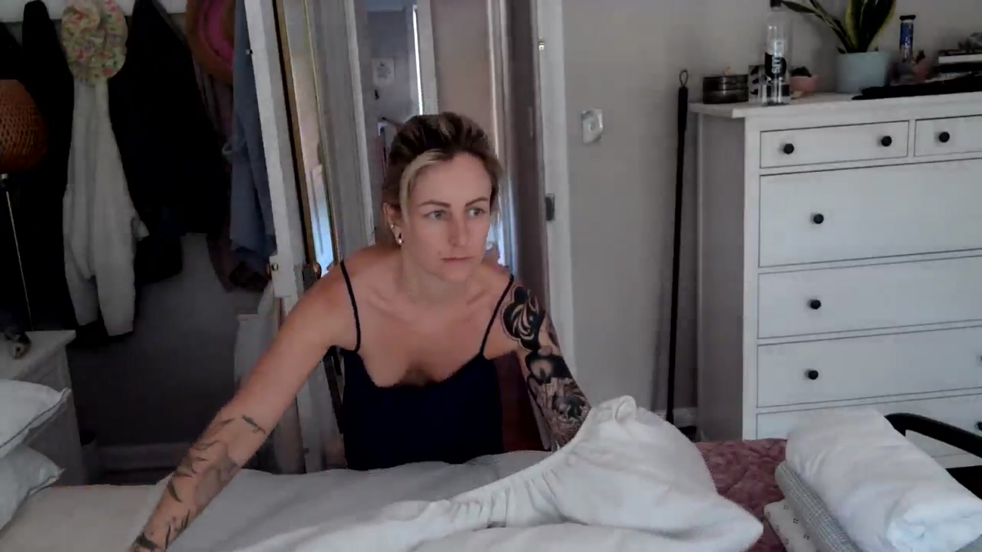 Gallery image thumbnail from Lena_bee's myfreecams stream on, 07/19/2024, 16:53 image 18 of 20