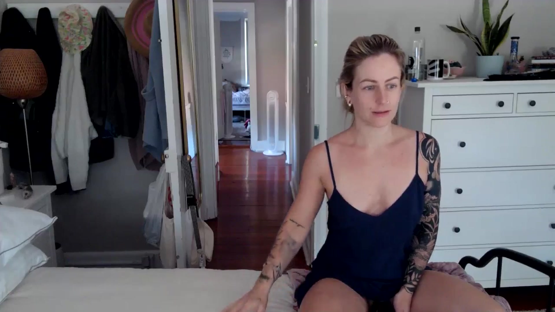 Gallery image thumbnail from Lena_bee's myfreecams stream on, 07/19/2024, 16:53 image 9 of 20