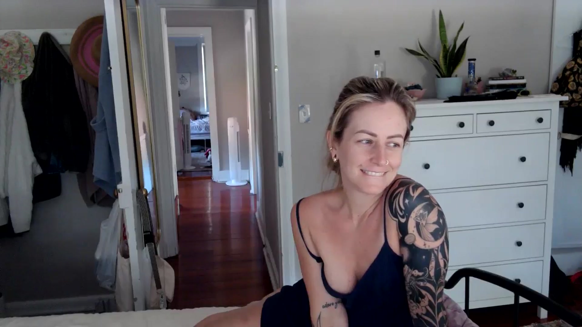 Gallery image thumbnail from Lena_bee's myfreecams stream on, 07/19/2024, 16:53 image 6 of 20