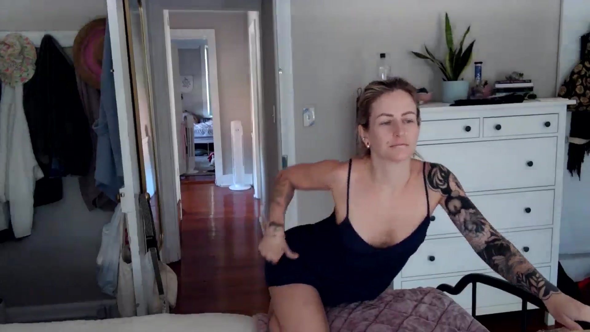 Gallery image thumbnail from Lena_bee's myfreecams stream on, 07/19/2024, 16:53 image 4 of 20