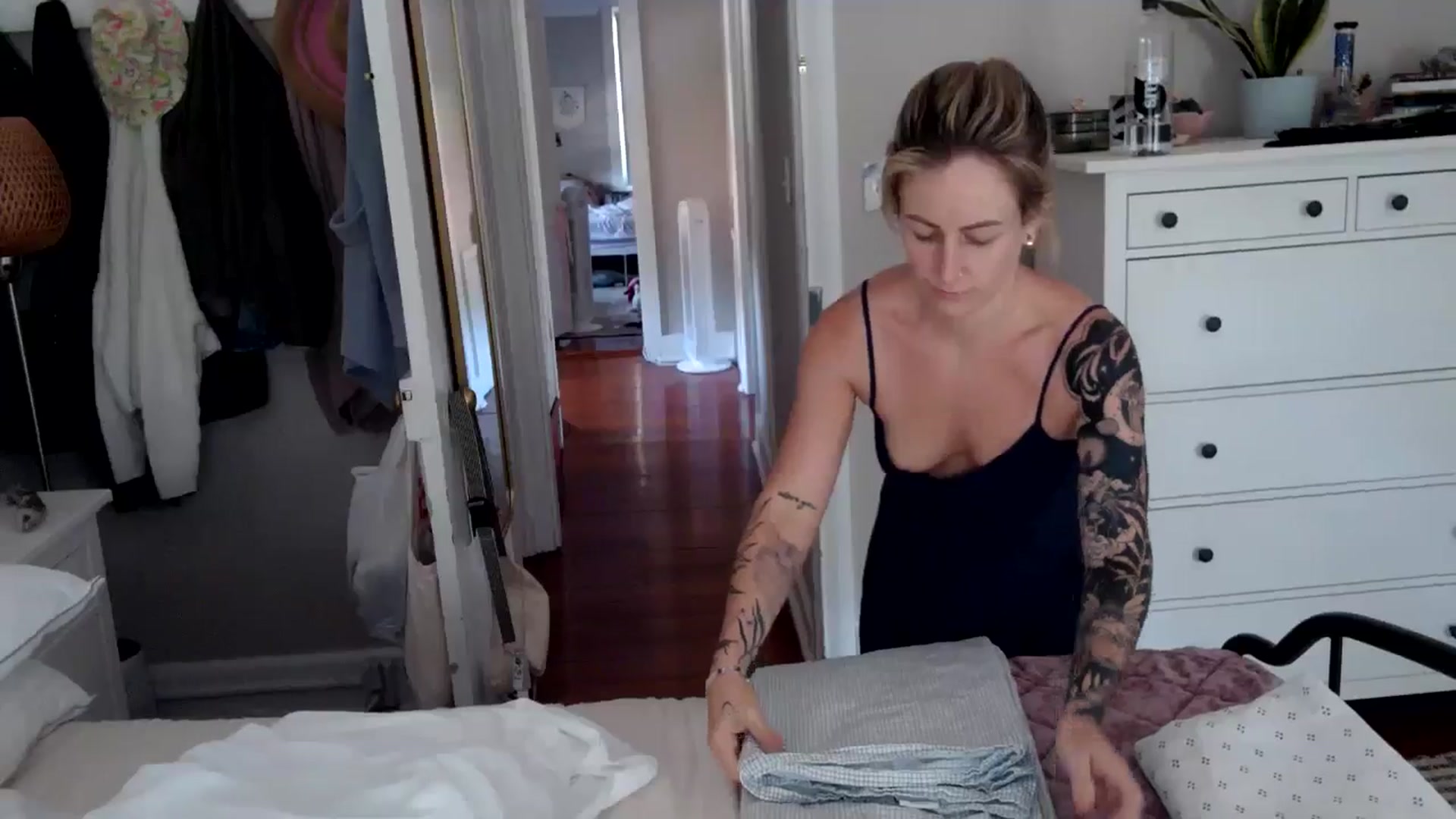 Gallery image thumbnail from Lena_bee's myfreecams stream on, 07/19/2024, 16:53 image 17 of 20