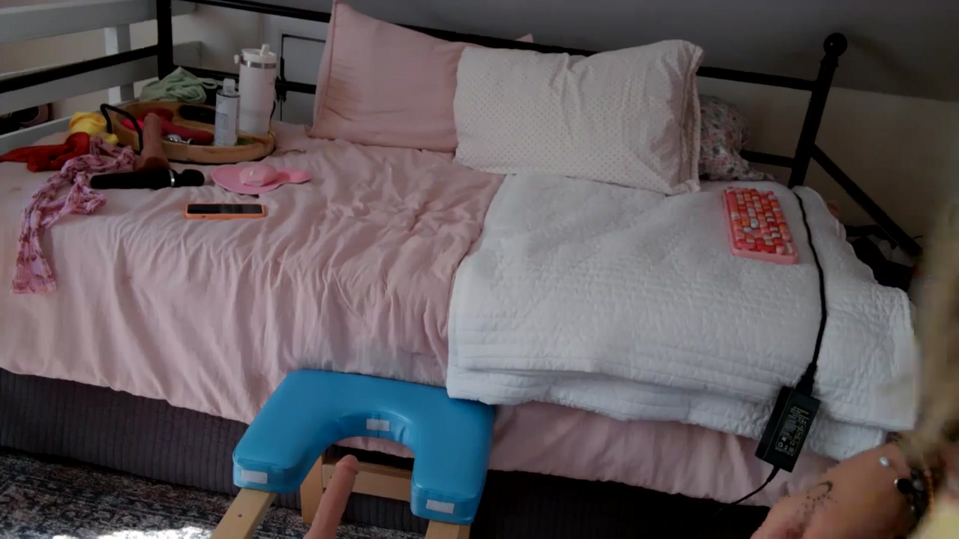 Gallery image thumbnail from Lena_bee's myfreecams stream on, 07/28/2024, 20:37 image 9 of 20
