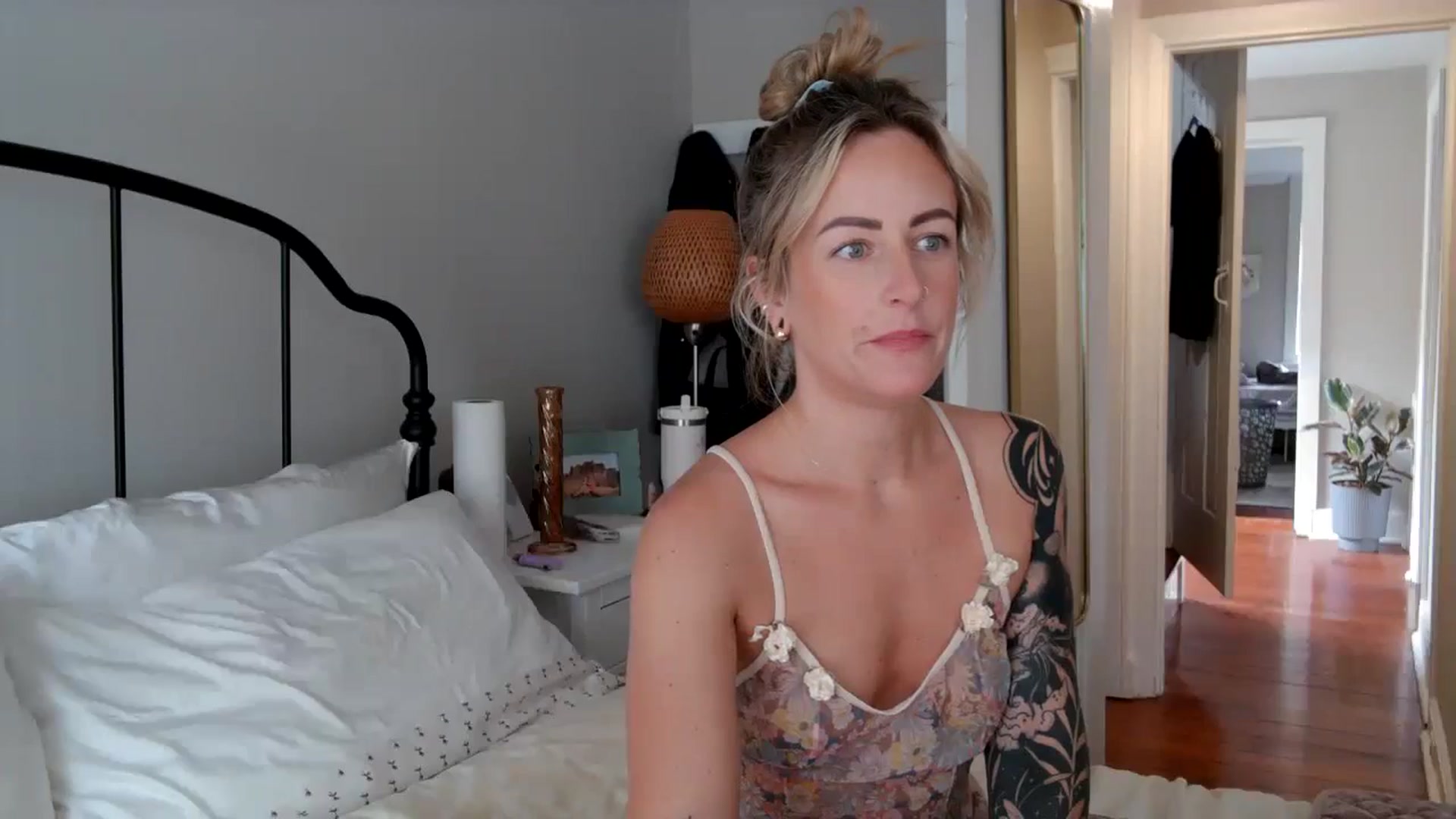 Gallery image thumbnail from Lena_bee's myfreecams stream on, 08/04/2024, 17:46 image 10 of 20