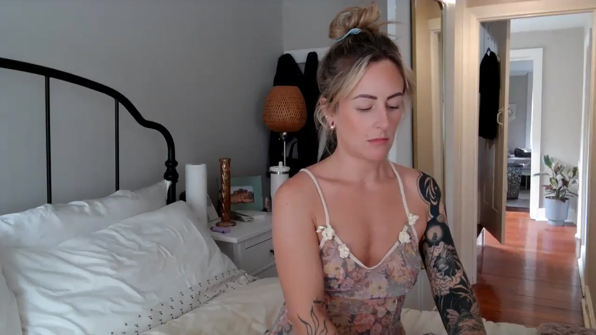 Gallery image thumbnail from Lena_bee's myfreecams stream on, 08/04/2024, 17:46 image 5 of 20