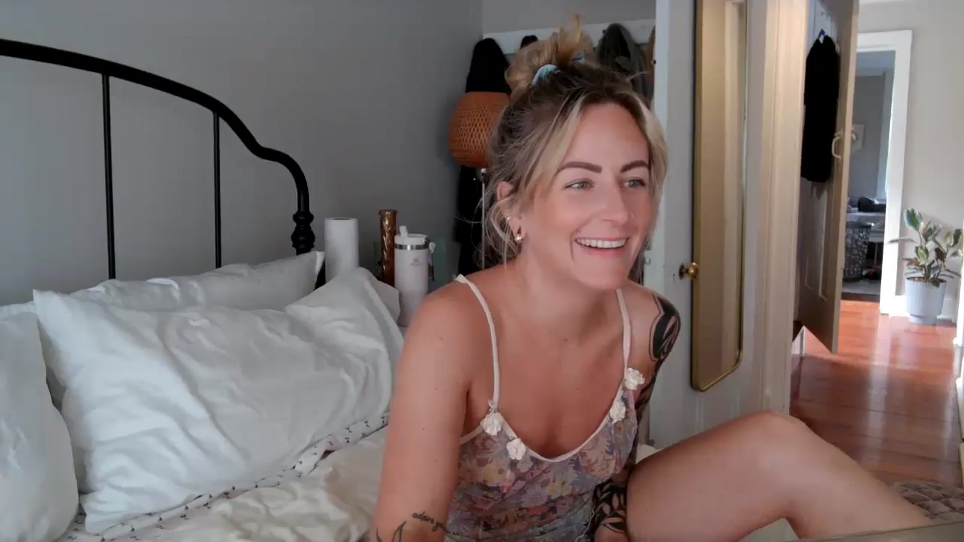 Gallery image thumbnail from Lena_bee's myfreecams stream on, 08/04/2024, 18:43 image 17 of 20