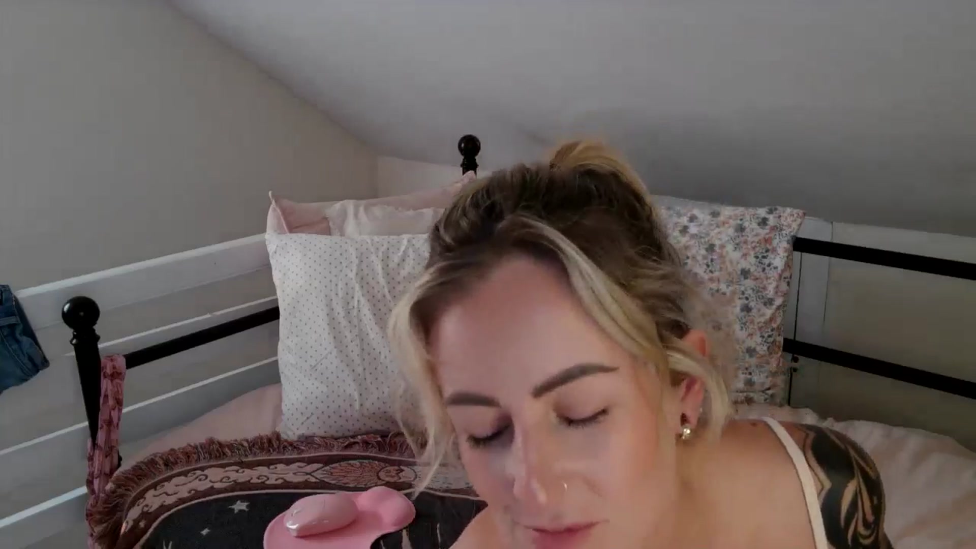 Gallery image thumbnail from Lena_bee's myfreecams stream on, 08/10/2024, 23:00 image 6 of 20