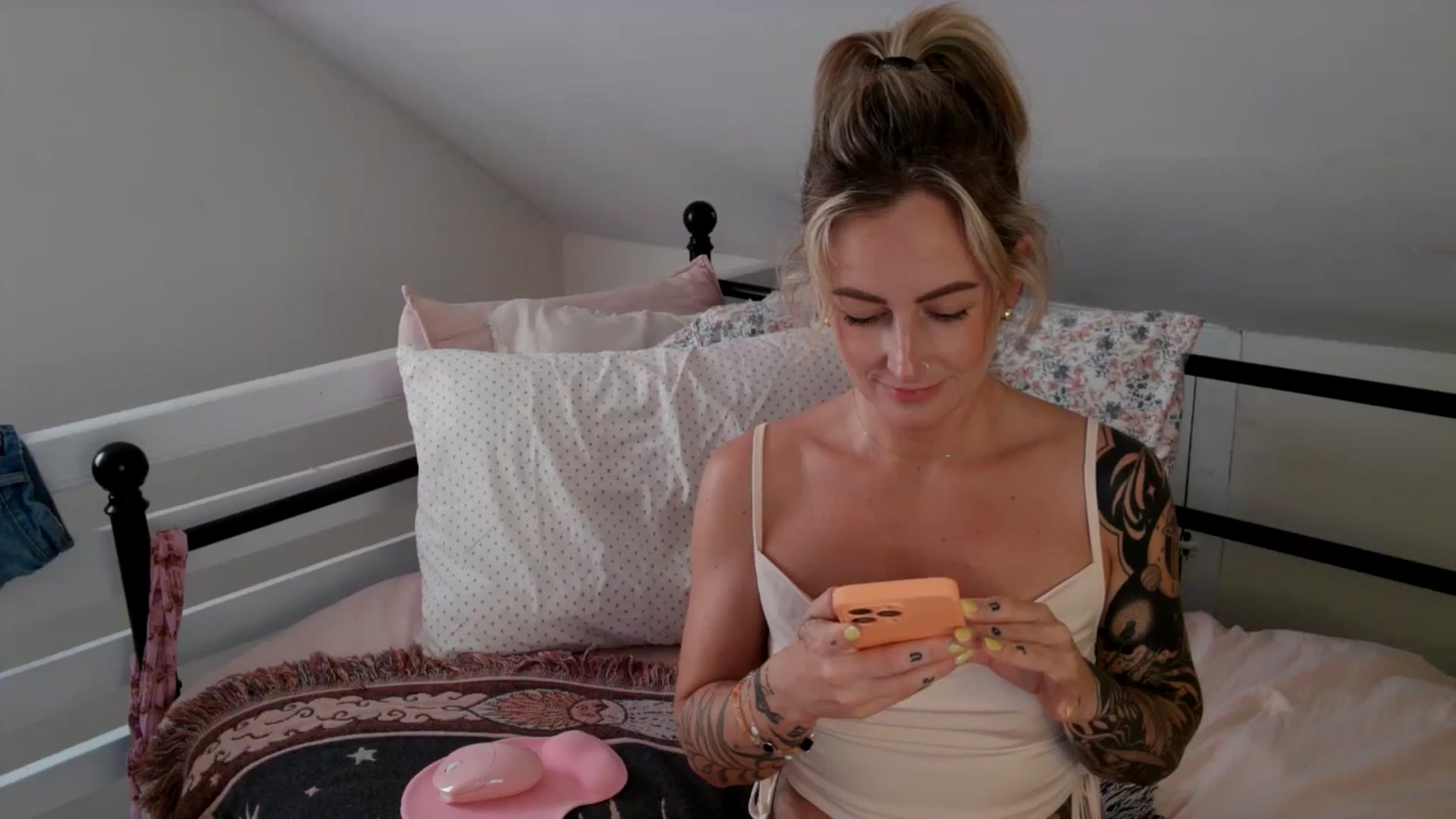 Gallery image thumbnail from Lena_bee's myfreecams stream on, 08/10/2024, 23:00 image 7 of 20