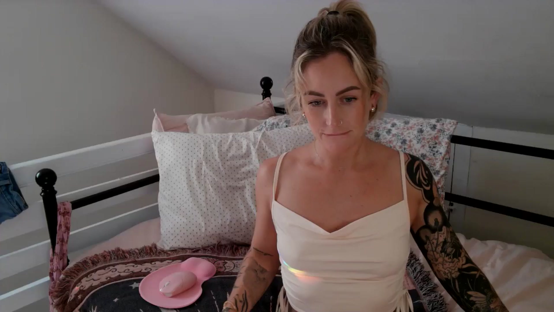 Gallery image thumbnail from Lena_bee's myfreecams stream on, 08/10/2024, 23:00 image 1 of 20